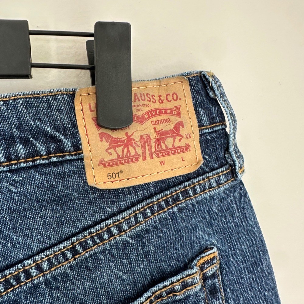 Levi's 501 High Rise Button Fly Denim Jean Shorts Women's Size 34 Distressed‎ - Picture 6 of 8
